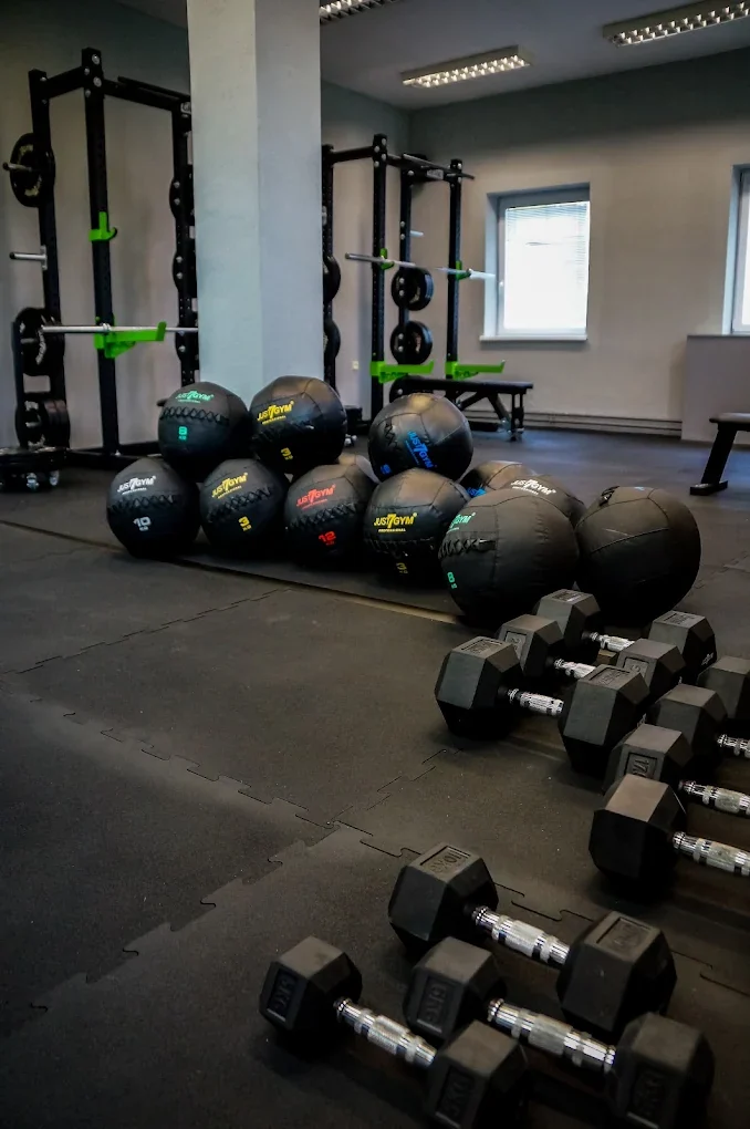 Skutečné prostory RIVKA GYM s činkami a tréninkovým vybavením